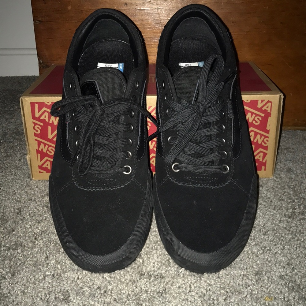 Men’s Suede Chima Pro 2 Vans in BLACKOUT